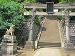品川神社入口と狛犬（向かって左側）